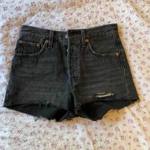 Svarta Levi’s jeansshorts. Perfekt skick, använts sparsamt. Säljer pga jag har växt ur dom💕