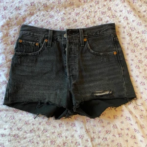 Levi’s shorts - Svarta Levi’s jeansshorts. Perfekt skick, använts sparsamt. Säljer pga jag har växt ur dom💕