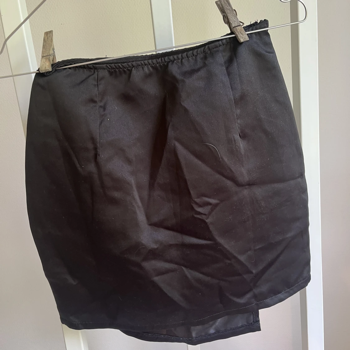 Svart kort kjol med slitz - 90