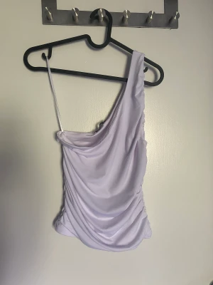 topp - säljer denna topp då den aldrig kommit till användning, endast testad. köpte den förra året i london. frakt tillkommer😊🤍