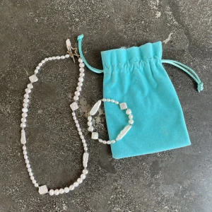 Pärlhalsband och armband - Superfint pärlhalsband i ljus rosa med matchande vitt armband💕 ett för 120 båda för 200💕