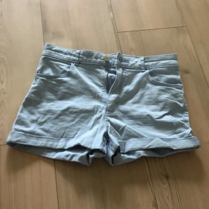 Ljusblå shorts - Fina ljusblå short från H&M i ett stretch material, stl 158 💙
