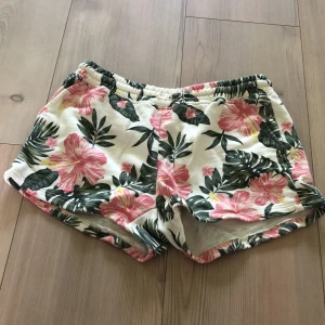 Zara shorts - Fina mjukis shorts från zara, lite noppriga. Stl 152 (11-12 år) kontakta för fler bilder