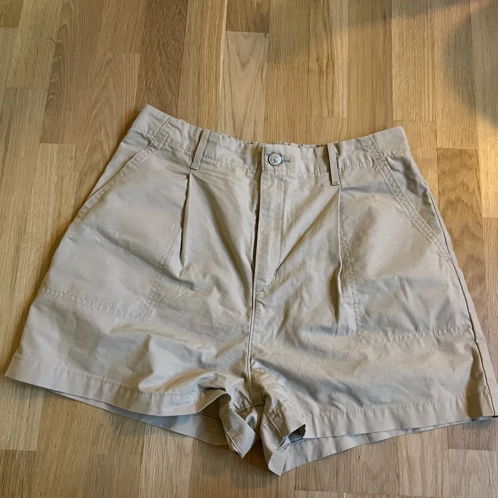 Beiga shorts från Levi’s med resår i midjan. Väldigt sköna! Säljes pga för stora för mig . Shorts.