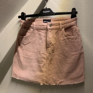 Manchester Kjol - Kjol i rosa manchestertyg från Gina Tricot. Knappt använd