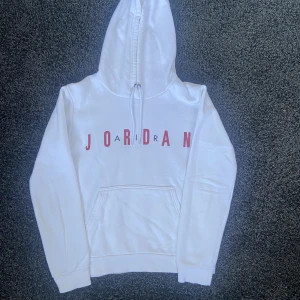 Air Jordan Hoodie - En Air Jordan hoodie använd 1-2 gånger, i perfekt skick.