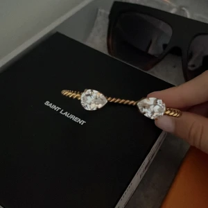 Caroline Swedbom armband - Använd fåtal gånger, kommer inte till användning längre. Guld armband med silver kristaller. Funkar för alla storlekar.  Köpt för 549kr på raglady.  Skriv för frågor. Kan diskutera pris vid snabb affär! 