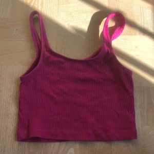 Linne - Linne i nyskick, bara provat på en gång. Stretchigt och kort, snyggt men har tyvärr aldrig använts :/ 