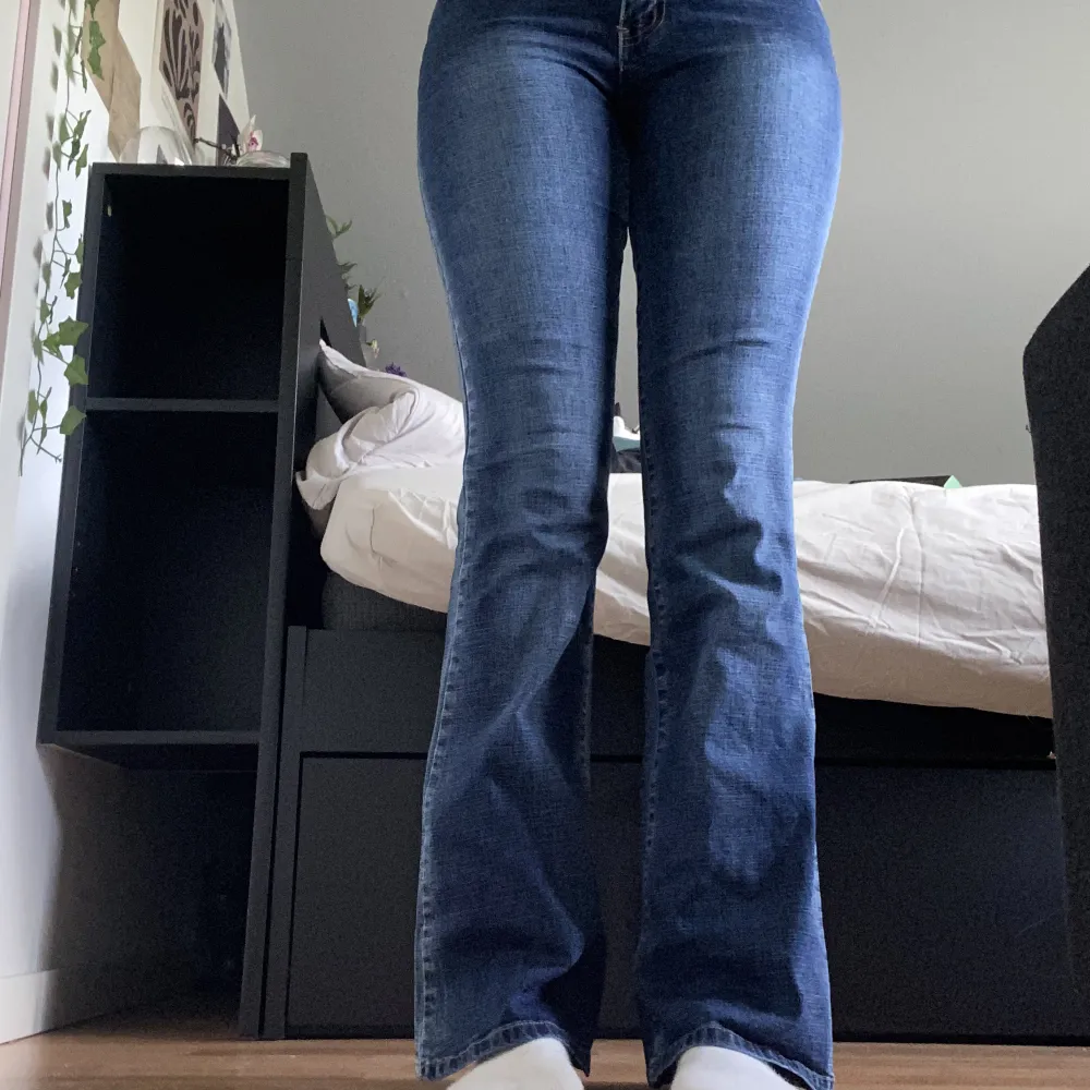 vintage bootcut jeans från dragonking!💌 midja 72cm, total längd 104cm! köpte dessa i polen för 800kr. jag är 175cm, stl S/36/28. säljer då de är alldeles för små för mig! läs POLICY & FRAKT inann du skriver 🤍 använd gärna köp nu.. Jeans & Byxor.