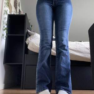vintage bootcut jeans från dragonking!💌 midja 72cm, total längd 104cm! köpte dessa i polen för 800kr. jag är 175cm, stl S/36/28. säljer då de är alldeles för små för mig! läs POLICY & FRAKT inann du skriver 🤍 använd gärna köp nu.