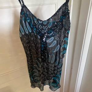 Mönstrat sommarlinne - Ett charmigt & gulligt linne i blå-, svart- och vitt mönster🌊💕 perfekt till sommaren då det är i ett skönt och luftande material som sätter sig snyggt på kroppen! Storlek S🫶