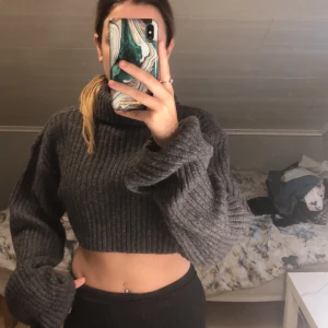 Stickad tröja  - Kort stickad tröja från Gina, väldigt fin och skön