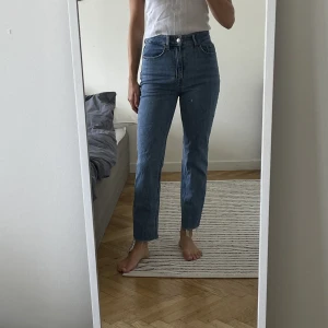 Blåa raka jeans  - Blåa jeans i mycket fint skick! Raka i modellen, lite croppade. 