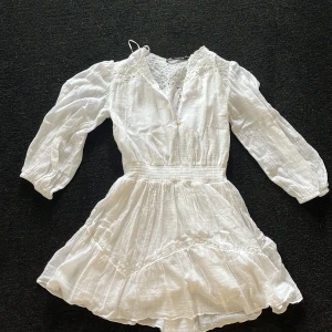 Perfekt vit sommarklänning  - Storlek M, aldrig använd, från Zara. Skriv till mig om ni undrar något☺️