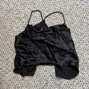 Svart linne från Zara med öppen rygg, oanvänt. Väldigt skrynkligt, men kan strykas och skickas bild på om intresse finns! skicka dm för mer info🩷