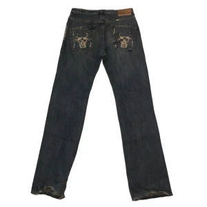 y2k tjur jeans  - supercoola jeans med varsin tjur på bakfickorna! bra skick oxå. använd inte köp nu utan att ha pratat med mig innan!