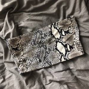 Bandeau Top - ball bandeau topp i ormskinnsmönster!