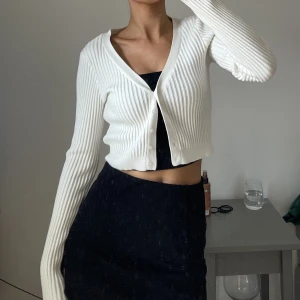 Vit cardigan - Jättesöt vit cardigan från na-kd i storlek M nästan helt oanvänd 