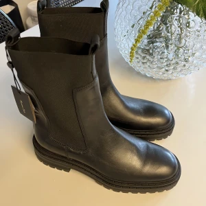 Massimo Dutti boots - Snyggaste bootsen från Massimo Dutti som är helt nya med prislappen kvar! Köpta för ett tag sen och hann därför inte lämna tillbaka🤍