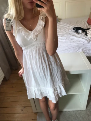 Vero Moda klänning  - En jätte fin och härlig sommar klänning från Vero Moda, prislappen är klar och det finns inga tecken på användning☺️