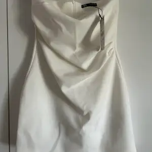 Vit klänning från zara som inte är använd