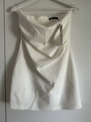 Off shoulder klänning - Vit klänning från zara som inte är använd