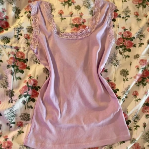 Spets topp - Hej tar endast swish och frakten är 45kr! 💕 Jättw fin spets topp som jag köpte i Malaysia 💕