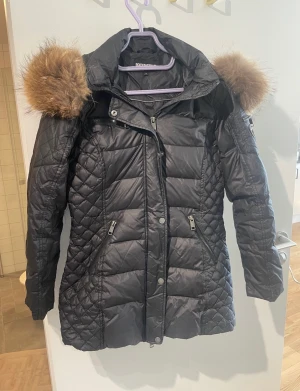 Rockandblue vinterjacka med äkta päls - Rensar garderoben och säljer vidare denna jacka som tyvärr är för stor för mig.  Storlek 38
