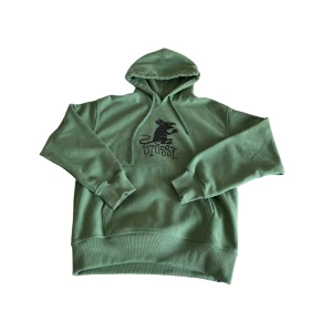 Stussy hoodie  - Hoodie från Stussy med råttmotiv, köpt på SNS i stockholm 2022. Storlek S unisex ANVÄND GÄRNA KÖP NU Frågor? DM