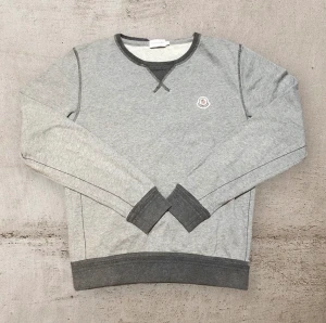 Moncler Sweatshirt (Grey) - Moncler Sweatshirt (Grey)  Tröjan är i storlek S men kan även passa M. Den är i toppskick och det finns inga flaws med den. Nypris ca 5 000kr Mitt pris: 1200 (kan diskuteras vid snabb affär)