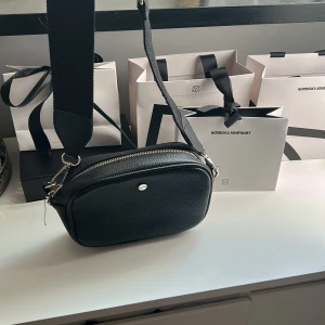 Handväska  - Fint skick, bandet går att byta ut till andra man kan köpa till. Två fack inuti.💗