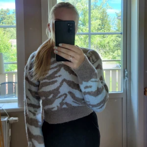 Tröja - En jätte jättefin kortare tröja från Shein