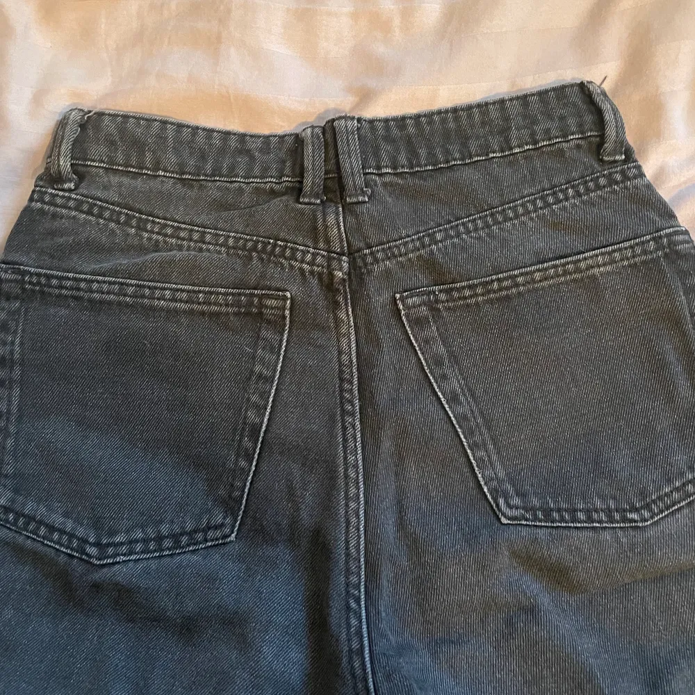 Svart-gråa jeans  Raka- vida . Jeans & Byxor.