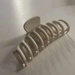 Hårklämma - Säljer denna krämvita hårklämma från H&M. Använd ca 3 gånger men är i bra skick! Säljer den för 15 kr. Hör av dig vid frågor eller intresse😻😻