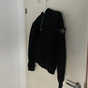 Stone Island hoodie  - Svart stone island hoodie  Ny skick med tagsen kvar Först till kvarn