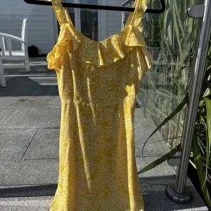 Jättesöt klänning jag endast använt ett par gånger. Från H&M i storlek 34. Supersöt med volanger fram och knyte bak😊