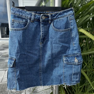 Blå jeanskjol med fickor - Jättefin jeanskjol från bikbok i storlek 34. Inga defekter. Pris kan diskuteras vid snabbt köp🌸