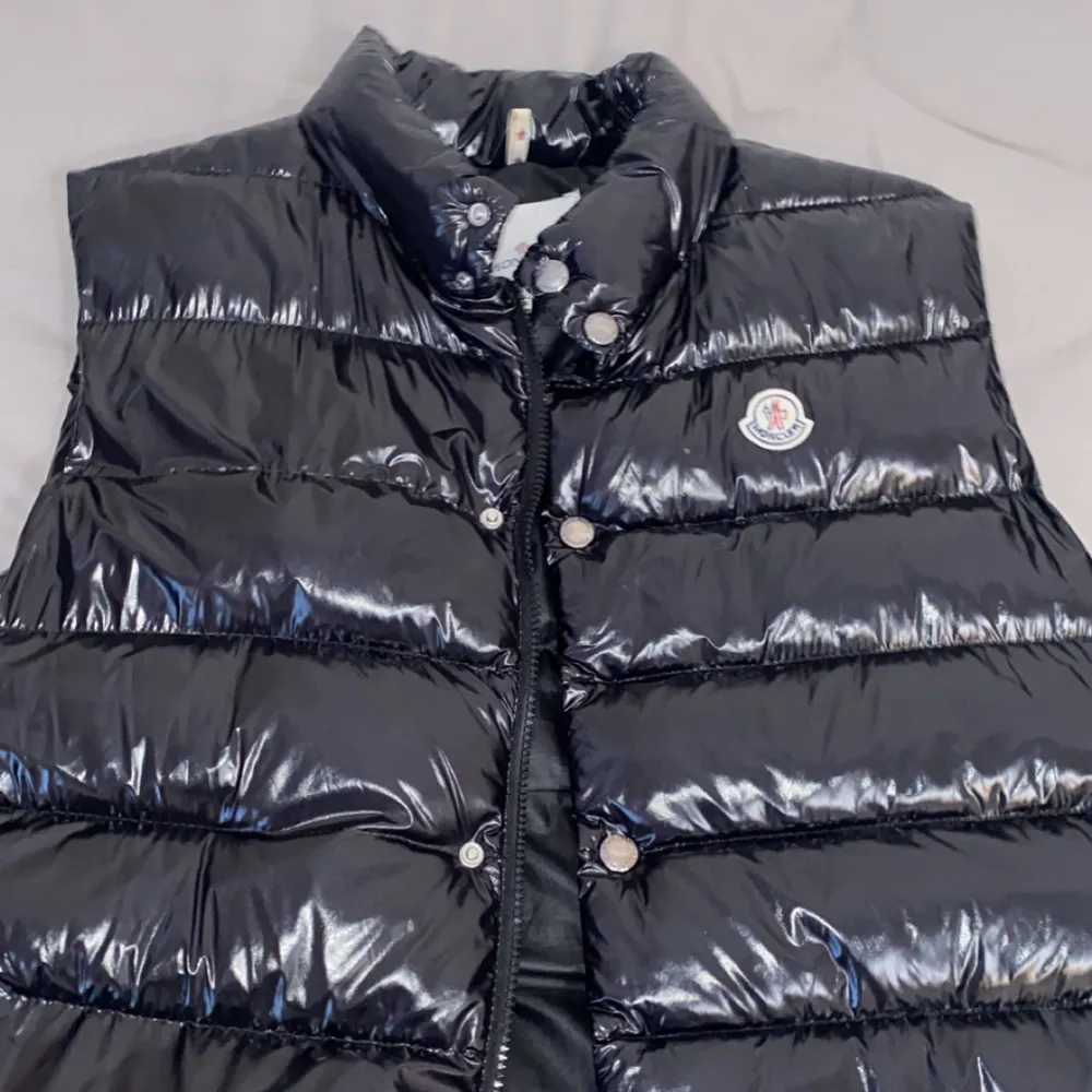 Moncler Väst till män Passar till vintern och våren Storlek L fast passar också vissa med storlek M Knappt använd bara ett par gånger Kan knäppa upp den eller dra upp med dragkedja Har fickor på insidan också Skriv för mer information. Jackor.