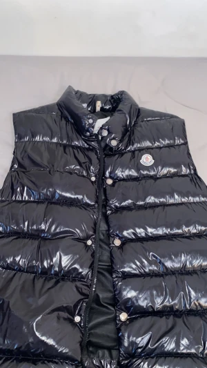 Moncler Väst - Moncler Väst till män Passar till vintern och våren Storlek L fast passar också vissa med storlek M Knappt använd bara ett par gånger Kan knäppa upp den eller dra upp med dragkedja Har fickor på insidan också Skriv för mer information