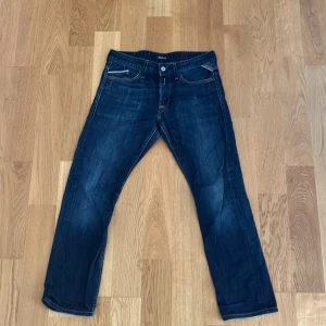 Mörkblå replay denim jeans - 10/10 replay jeans som knappt är använda.