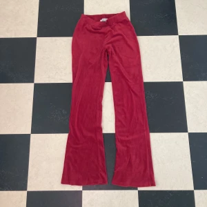 mjukisbyxor - super mjuka mjukisbyxor som är använda några fåtal gånger. köpt secondhand. brukade rulla ner dom så de blev lågmidjade, sjukt snyggt!