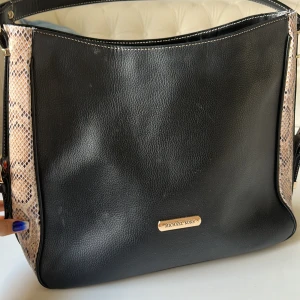 Lux väska  - Leader, används två gånger. Perfekt för skolan, universitet och jobb. MacBook, vattenflaska , kaffe termosa får plats i väskan. Matchar med all klänning och kläder 