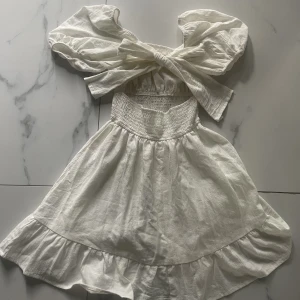 Sommarklänning - Säljer denna jättefina sommarklänning i stl XS. Den har halvt öppen rygg knuten med rosett där bak. Dubbelt lager med tyg så inte genomskinlig👗