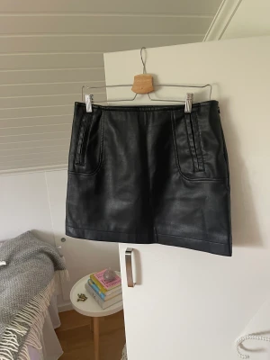 Skinnkjol - Så fin kjol från HM i storlek 40, lite liten i storlek och fint skick!