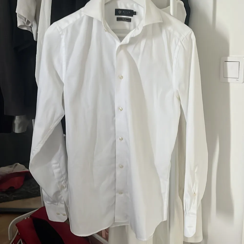 En vit skjorta från Riley i storlek S slim fit. Nytt skick så inga defekter. Köpte för 700kr men säljer för 250kr. Helt oanvänd och sjukt stilren 🤍. Skjortor.
