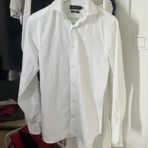 En vit skjorta från Riley i storlek S slim fit. Nytt skick så inga defekter. Köpte för 700kr men säljer för 250kr. Helt oanvänd och sjukt stilren 🤍