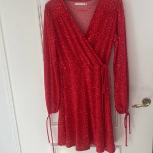 Klänning  - Använd 1 gång, passar en S också skulle jag säga! Man kan välja själv hur tajt den ska sitta 