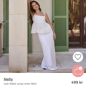 Low Waist linnekjol NY - Helt oanvänd low waist linnekjol med slits bak från Nelly. Storlek 36. Köpte fel storlek därav säljs den, aldrig använd så inga defekter!