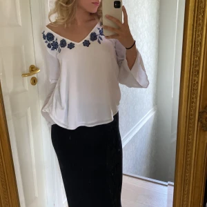 Somrig blus - Superfin långärmad blus, perfekt kvällströja nu i sommar🌸 Säljs då den aldrig används💘 Bara att skriva vid eventuella frågor🤗