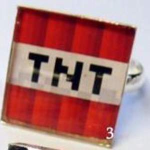 Handgjord Minecraft ring i form av rött/vitt TNT block, svart text. Nyskick.